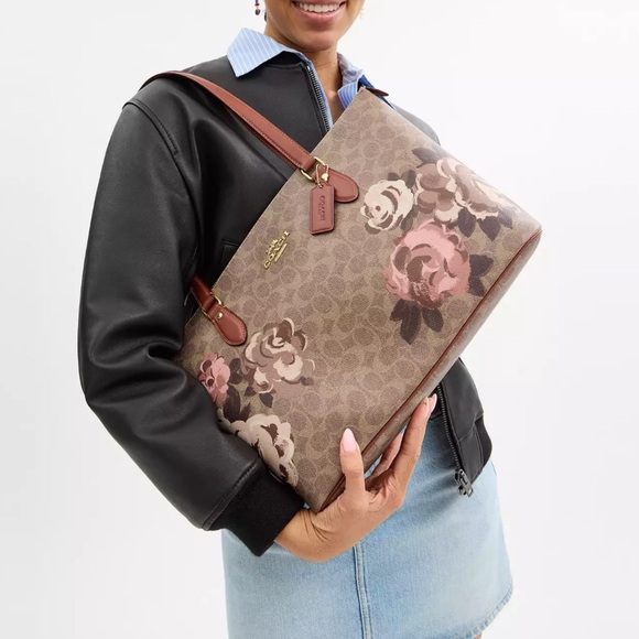 NWT COACH Gallery Tote Bag In Signature Canvas With Rose Print - Picture 6 of 7